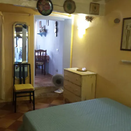 Apartment Centre With Patio *